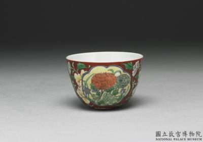 图片[3]-Cup with floral pattern in yangcai painted enamels on a red ground, Qing dynasty, Yongzheng reign (1723-1735)-China Archive